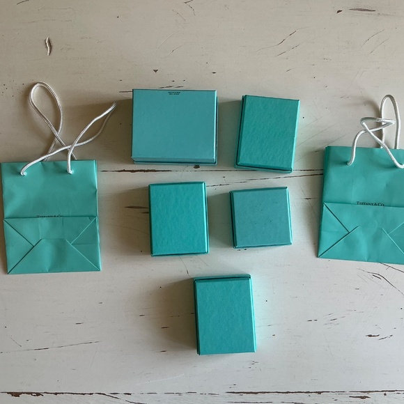 5 Tiffany gift boxes + 2 small gift bags - Picture 2 of 6